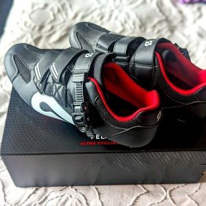 ⭐️ SOLD ⭐️
Men’s Peloton Sneakers